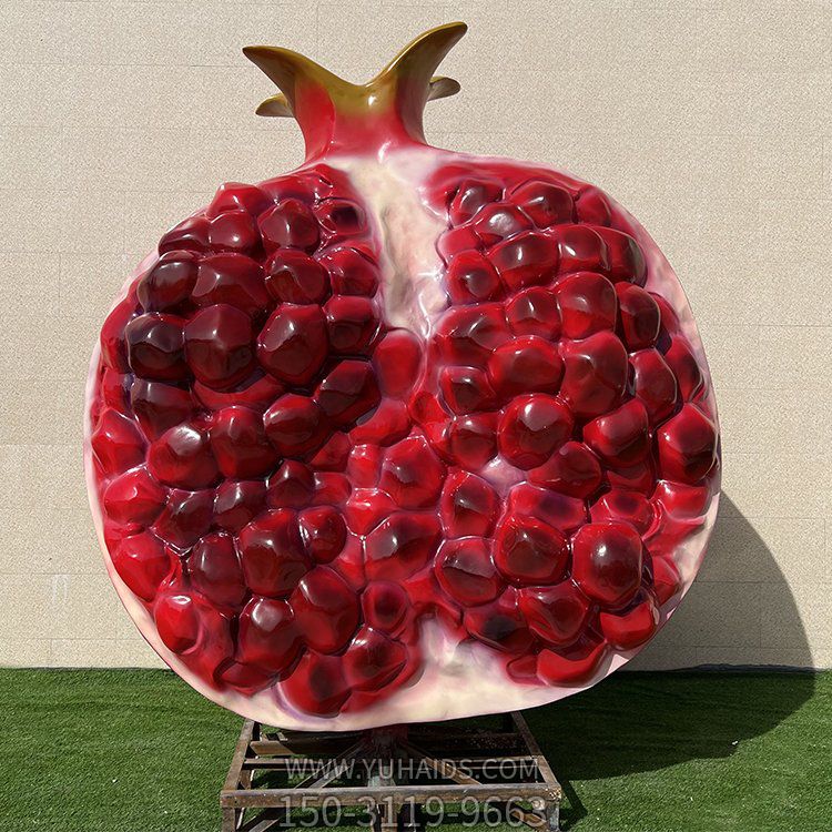 玻璃鋼仿真石榴雕塑，掰開的半個(gè)石榴，紅彤彤的石榴籽非常多，寓意多子多福