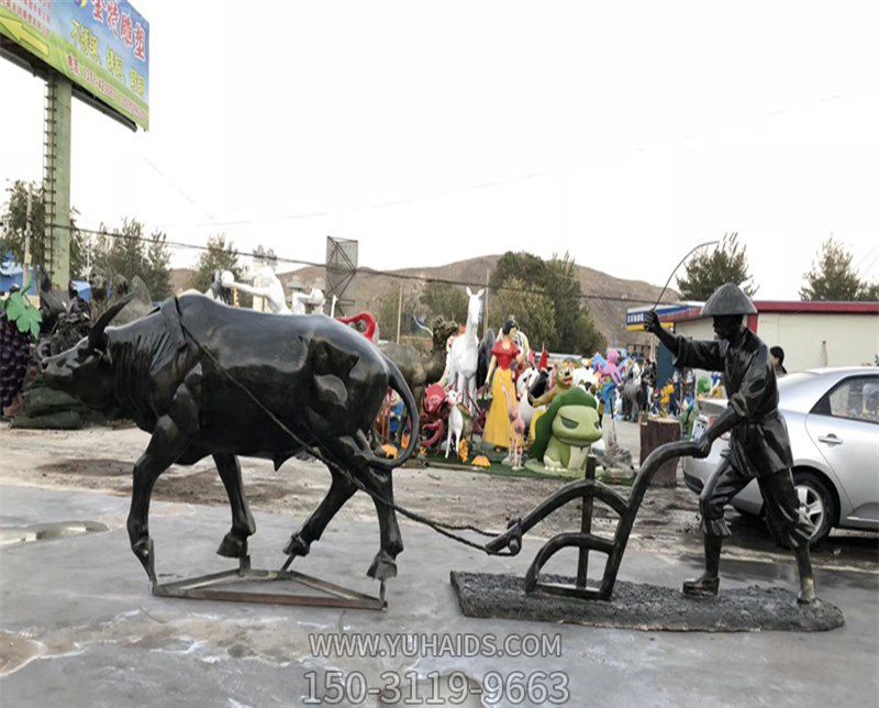 街道邊擺放的黑色的耕地的玻璃鋼創意華爾街牛雕塑