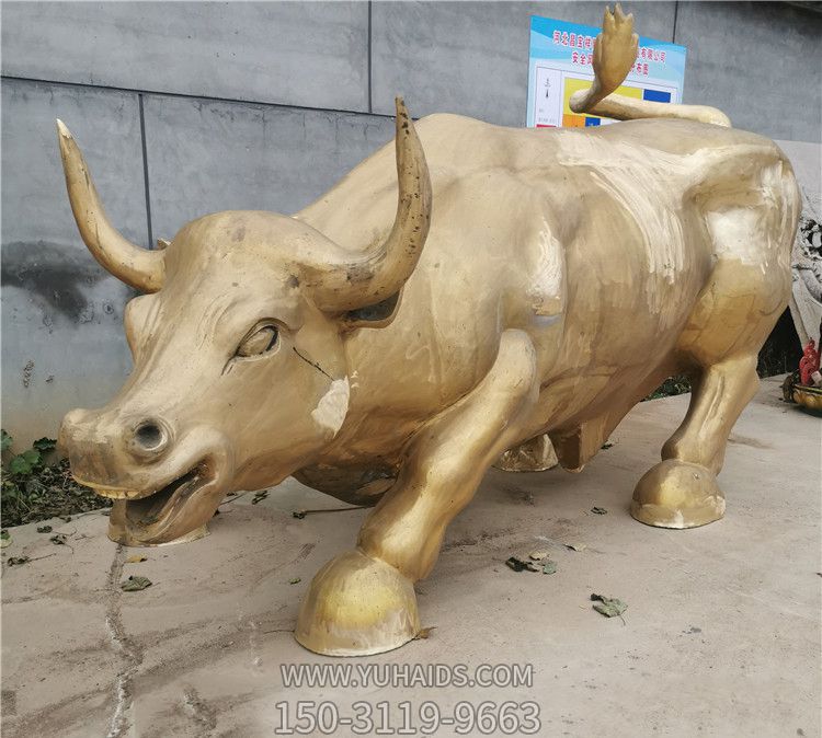 公園里擺放的一只溫順的玻璃鋼創意華爾街牛雕塑