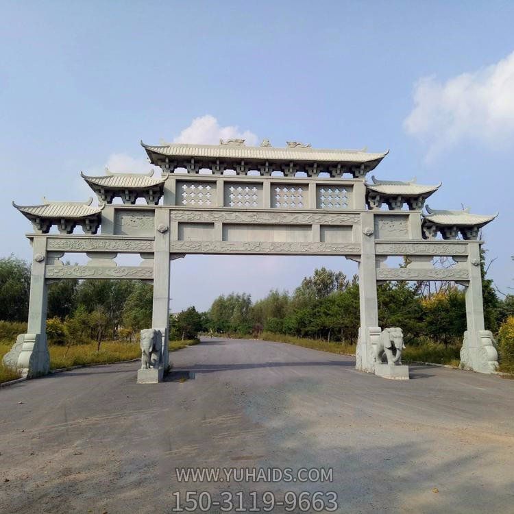 景區(qū)入口擺放青石大型鏤空三門石雕牌坊雕塑