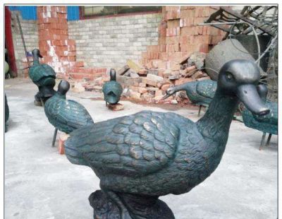 街道上尋食的玻璃鋼卡通鴨子雕塑