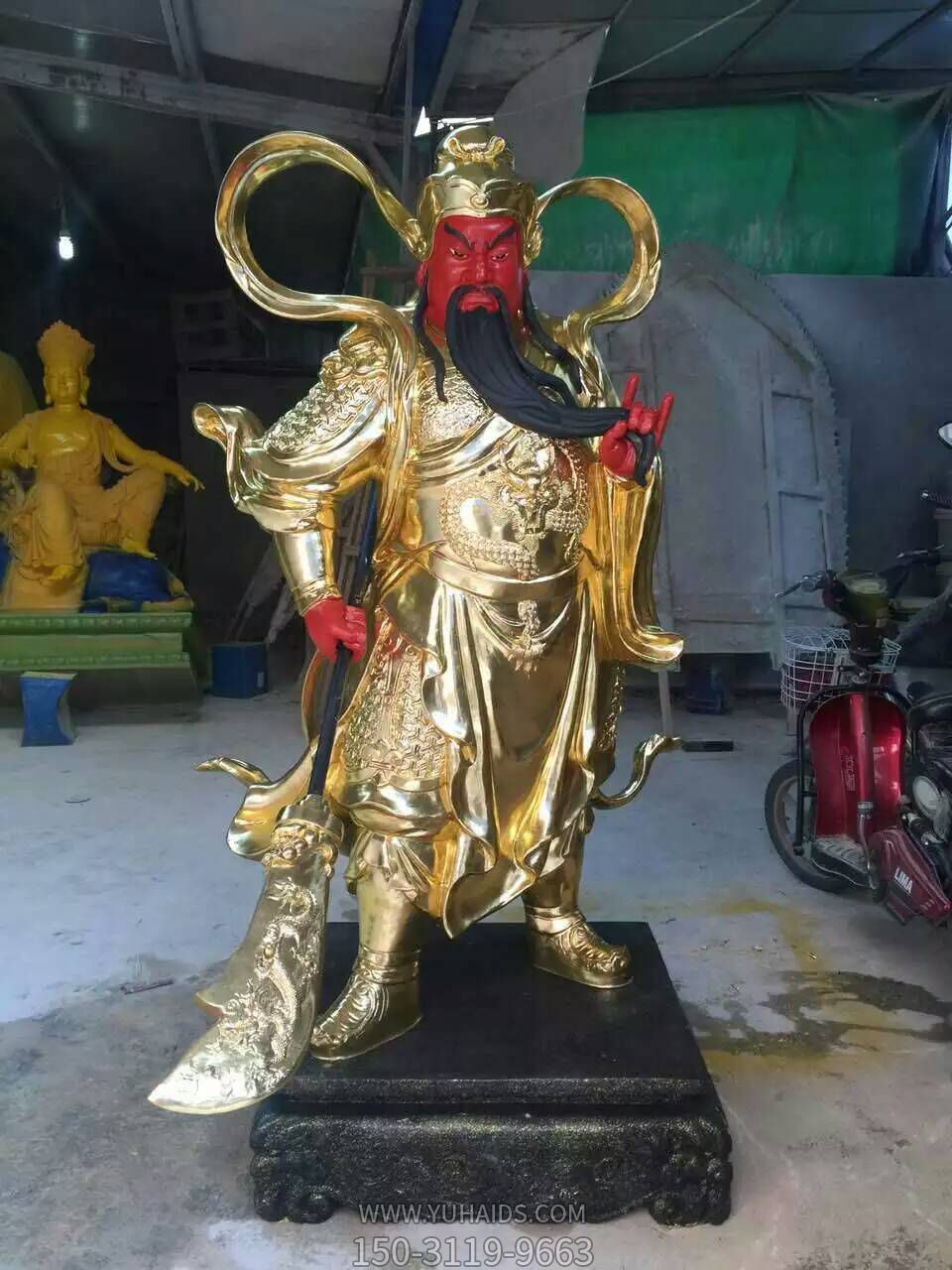 玻璃鋼彩繪貼金大型景觀關公雕塑