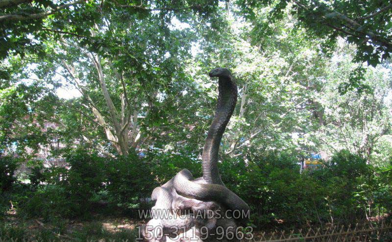 公園里擺放的站立的青石石雕創意蛇雕塑