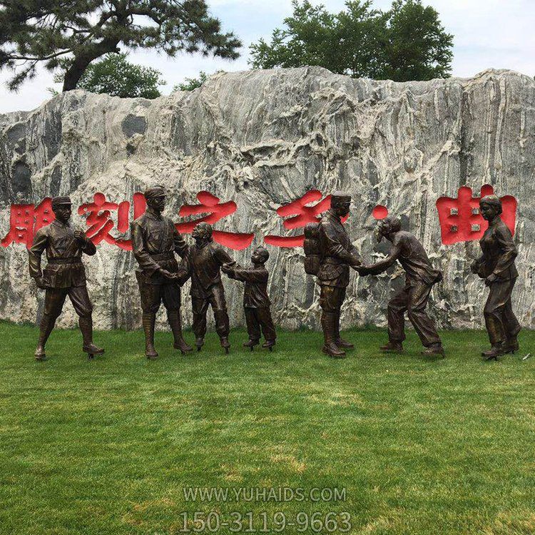 玻璃鋼仿銅人物，八路軍和鄉親握手的景觀擺件雕塑