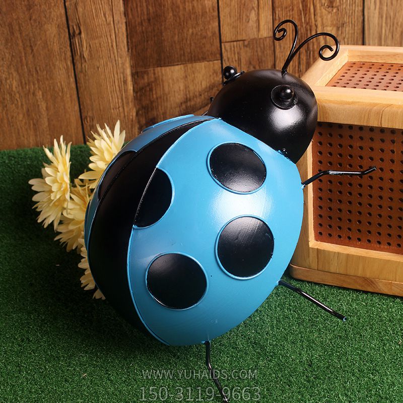 室內(nèi)擺放的淺藍(lán)色的玻璃鋼仿真瓢蟲雕塑