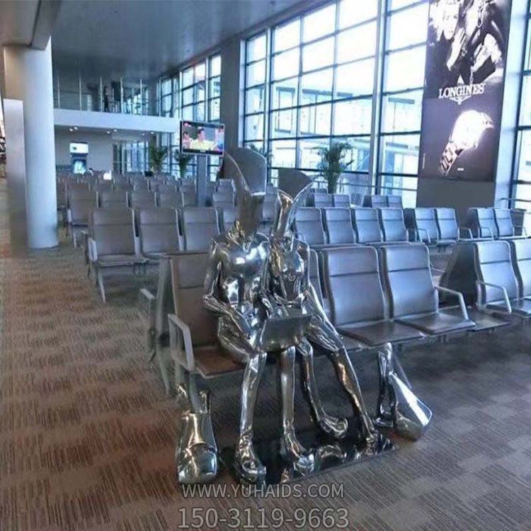 候車廳創意不銹鋼鏡面工作中的抽象人物雕塑