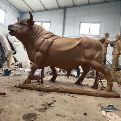 公園里擺放的一只抬頭的玻璃鋼創(chuàng)意華爾街牛