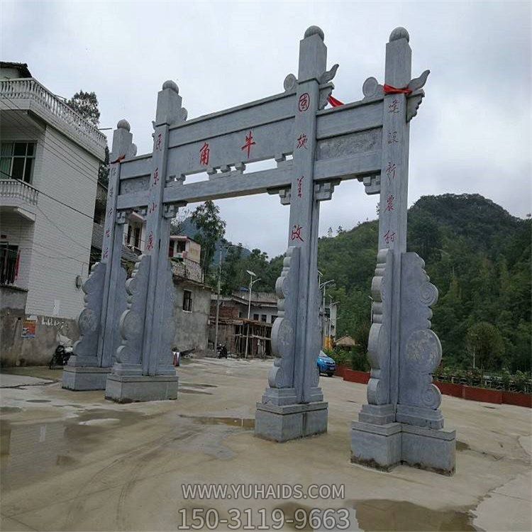 村莊擺放新中式簡(jiǎn)約青石三門(mén)樓石牌坊雕塑