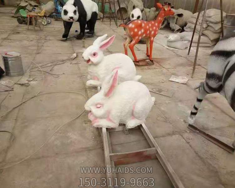兒童游樂園擺放玻璃鋼卡通仿真兔子雕塑