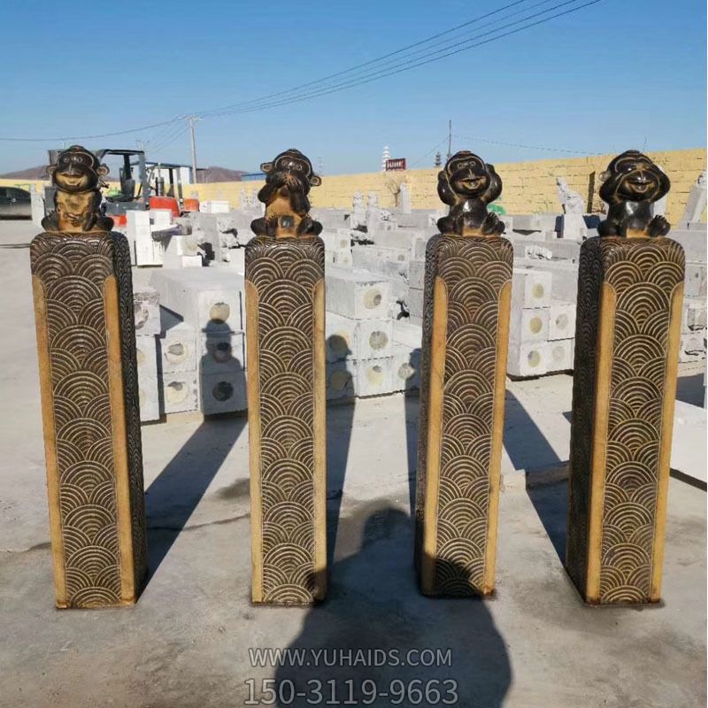 景區(qū)門(mén)前擺放卡通猴子浮雕黃黑拴馬柱雕塑