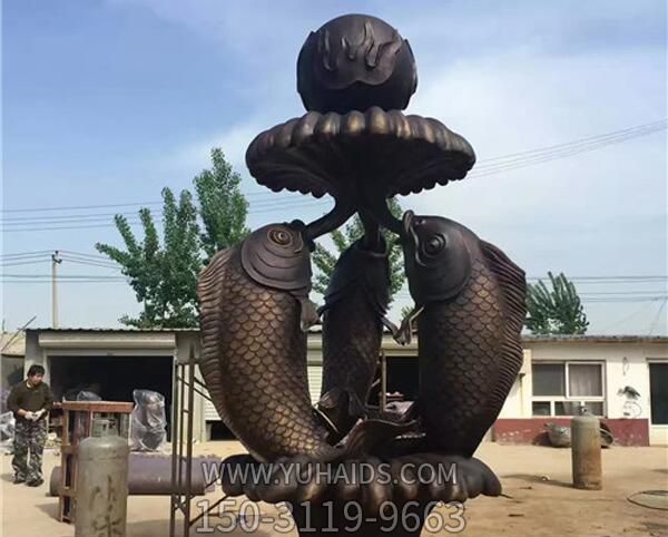 公園廣場擺放的頂球的不銹鋼創意鯉魚雕塑