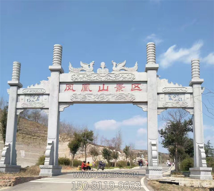 景區入口石牌坊，沖天式三間四柱牌坊雕塑