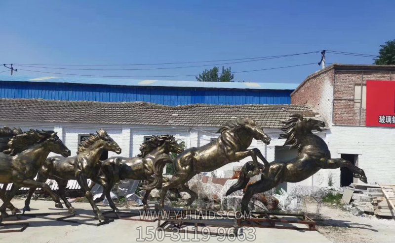 公園里擺放的黑色的玻璃鋼創意馬群雕塑