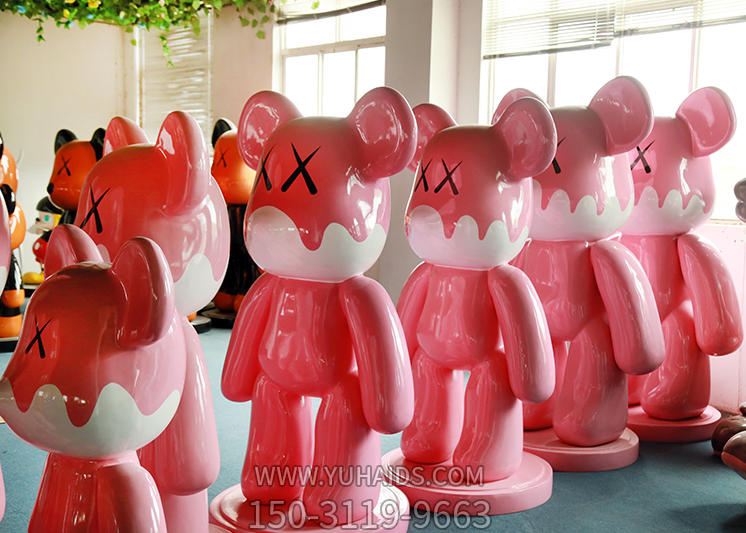 玻璃鋼卡通暴力熊，可愛的ip熊雕塑