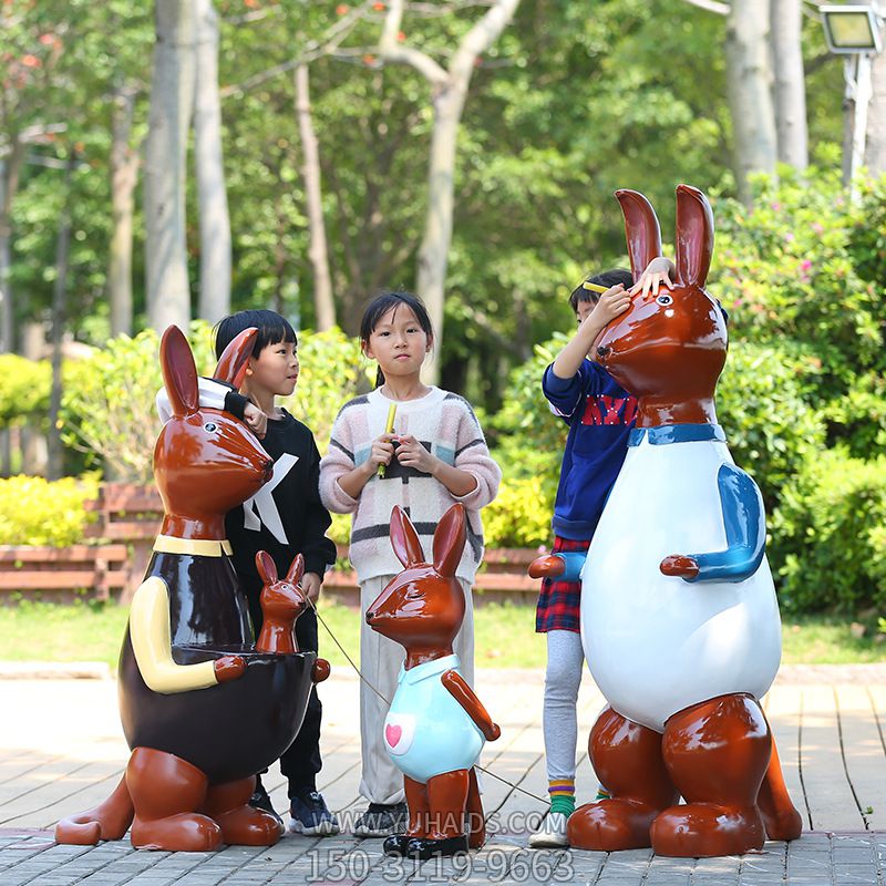 公園站立一家四口玻璃鋼袋鼠雕塑