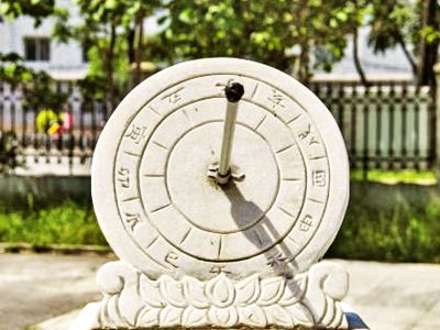 戶(hù)外石雕創(chuàng)意大理石赤道式日晷雕塑