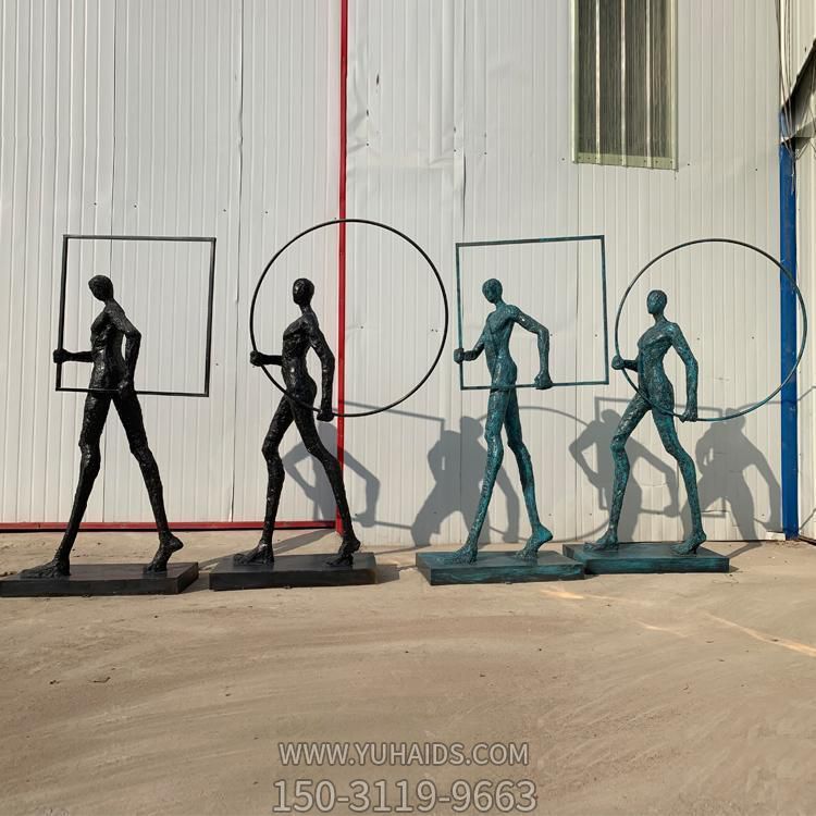 園林廣場(chǎng)大型玻璃鋼仿銅行走的抽象人物景觀雕塑