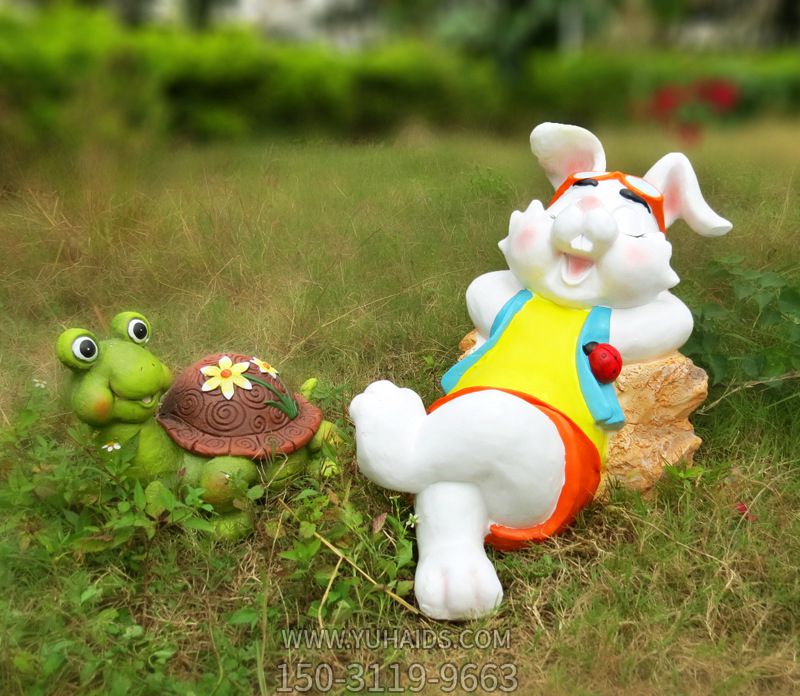 公園草坪上玻璃鋼彩繪休息的兔子和烏龜雕塑 公園草坪上玻璃鋼彩繪休息的兔子和烏龜雕塑