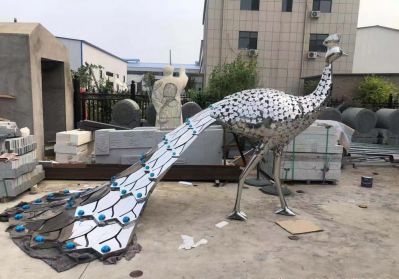 草坪上一只散步的玻璃鋼創意孔雀雕塑