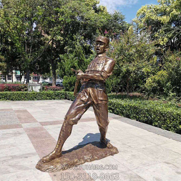雙手端機器掃射的八路軍戰士，玻璃鋼仿銅人物塑像雕塑