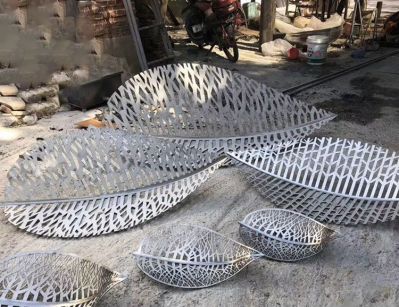 小區企業鏤空不銹鋼樹葉雕塑