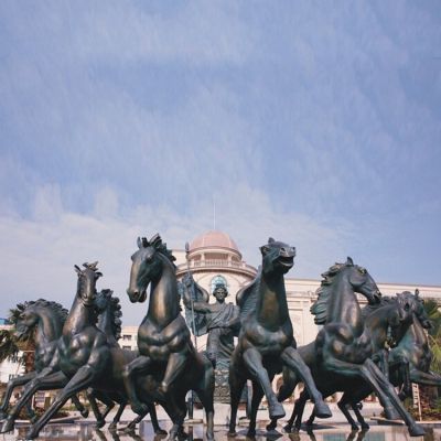 廣場大型玻璃鋼仿銅阿波羅展翅景觀雕塑，戶外園林馬群雕塑