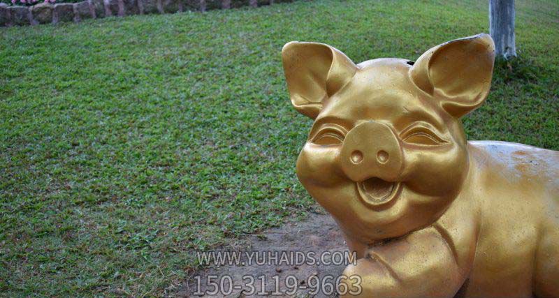 公園一只微笑的黃銅豬雕塑