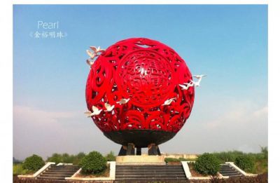 廣場創(chuàng)意鴿子環(huán)繞不銹鋼紅色鏤空球雕塑