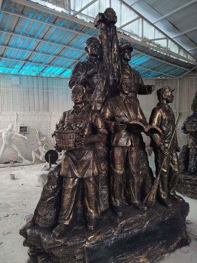 玻璃鋼仿銅勞動(dòng)人物雕塑