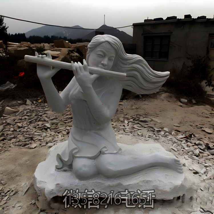 坐在地上吹笛子的女人石雕