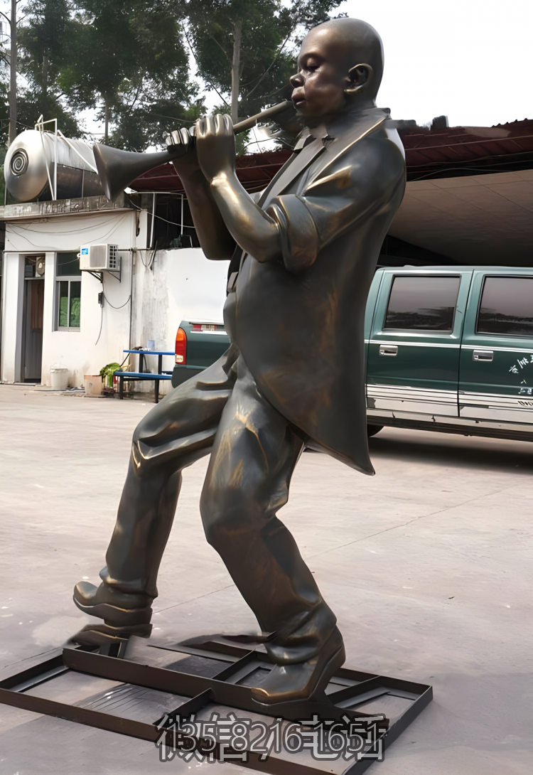 玻璃鋼仿銅吹嗩吶的西方人物雕塑
