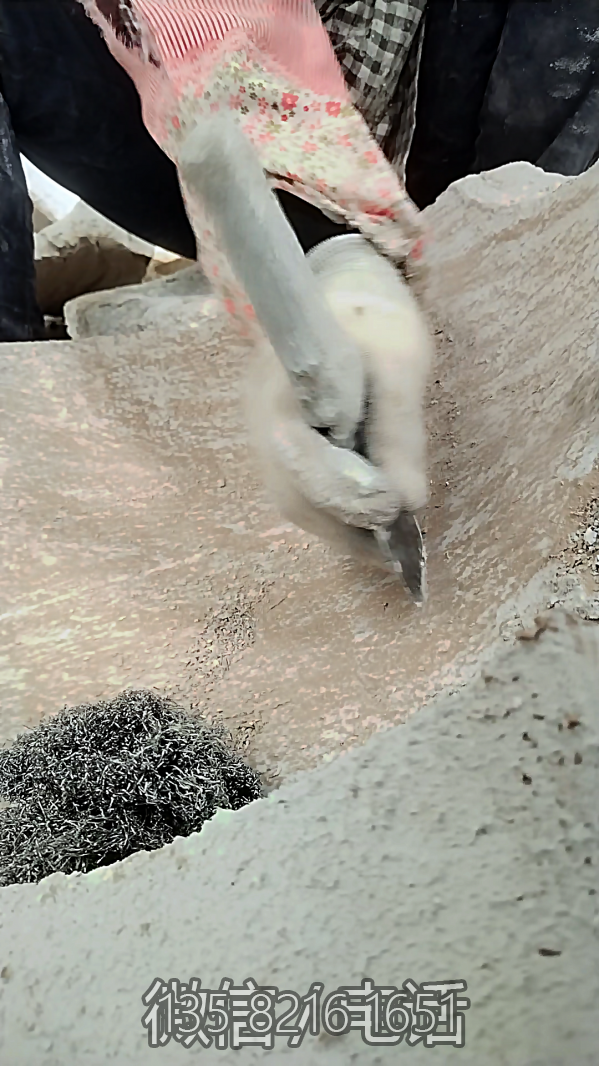 用鏟子清理模具表面顆粒 用鏟子清理模具表面顆粒