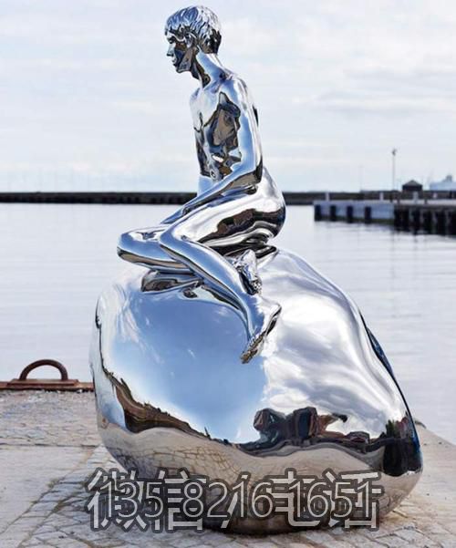 不銹鋼鏡面創意景觀坐在石頭上的抽象人物雕塑