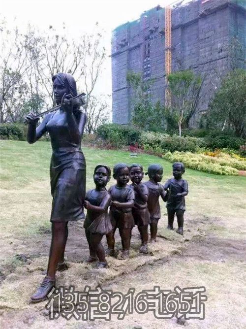園林景觀玻璃鋼仿銅排隊跟著老師拉小提琴的人物雕塑