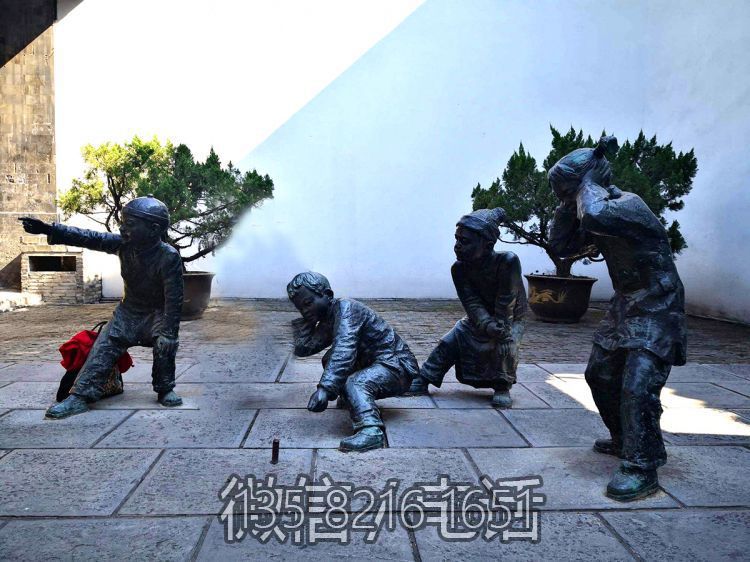 景觀戶外玻璃鋼仿銅放鞭炮的兒童組合小品雕塑