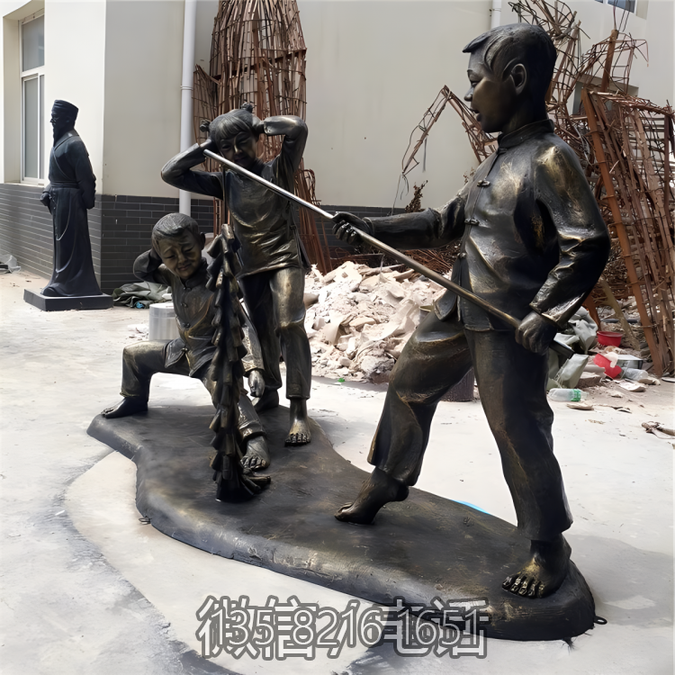 民俗文化童趣景觀戶外園林?jǐn)[件玻璃鋼仿銅放鞭炮的兒童雕塑