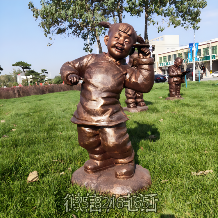 園林景觀戶外玻璃鋼仿銅放飛機的兒童雕塑擺件