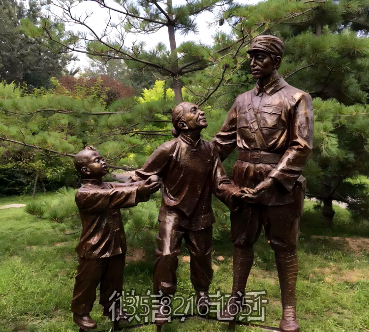 玻璃鋼八路軍慰問老人的八路軍戰士雕塑