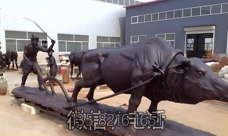 城市景觀玻璃鋼仿銅定制農耕文化情景小品耕地牛雕塑