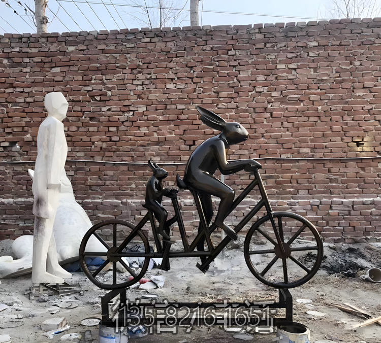 騎雙人自行車的卡通兔子父子