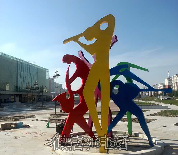 廣場抽象景觀演奏樂器的人物雕塑