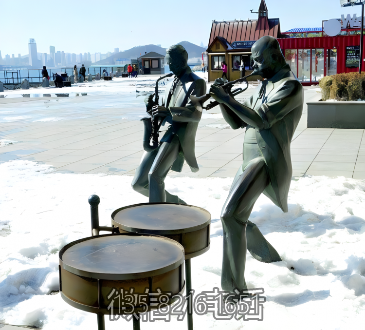 廣場吹奏樂器的人物銅雕吹奏雕塑
