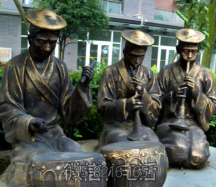 演奏樂器的少數民族人物銅雕