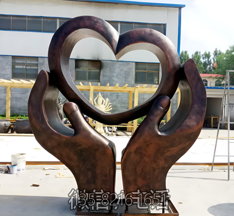 手捧愛心的鍛銅銅雕