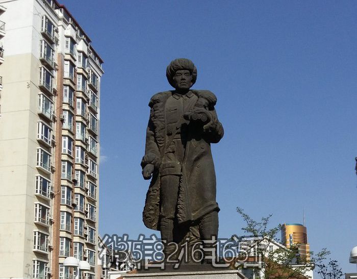 馬仁興鑄銅人物像