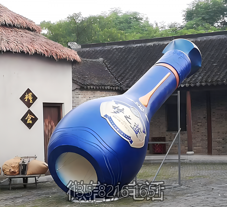 夢之藍玻璃鋼仿真大型酒瓶雕塑
