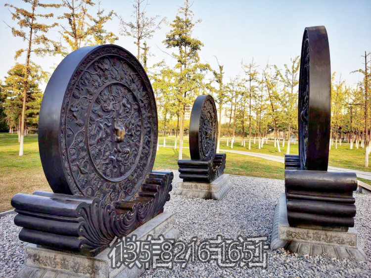 銅鏡雕塑
