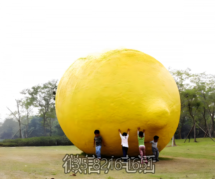 草坪上的大型玻璃鋼仿真檸檬雕塑