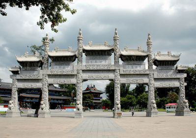 廣場(chǎng)大型石雕牌樓