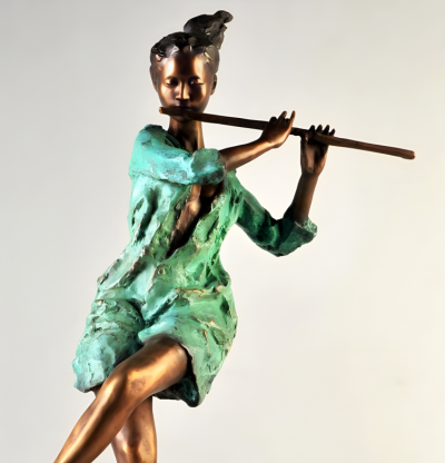 銅雕吹笛子的女性人物雕塑